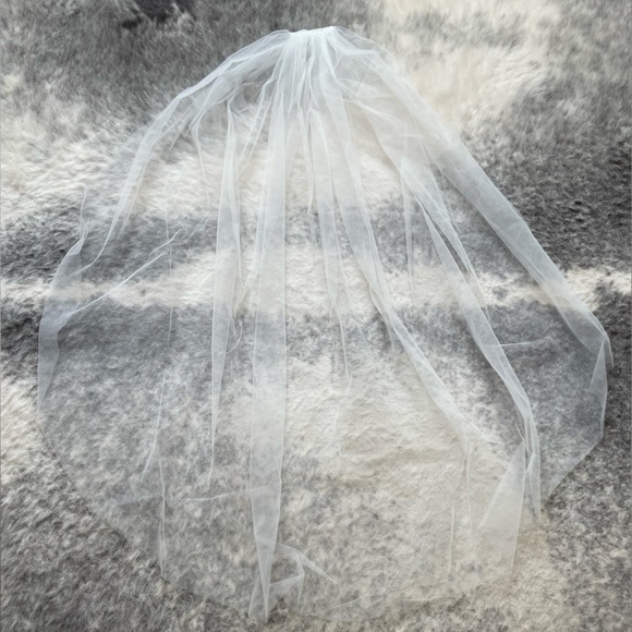 Designer Ivory Fingertip Wedding Veil - Picture 7 of 8